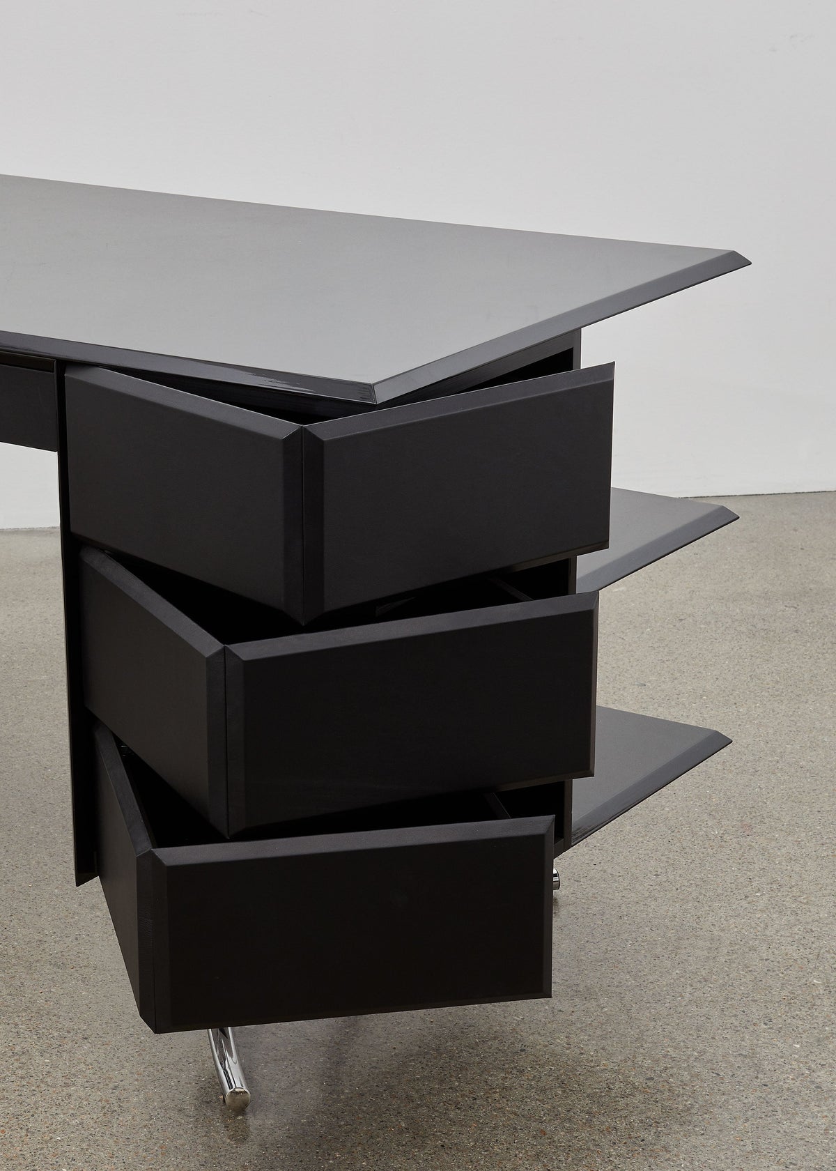 PH Office Desk by Poul Henningsen, Danish design classic (1930s)
A sleek black office desk with high gloss finish, six black leather swing drawers, and chromed legs, designed by Poul Henningsen.