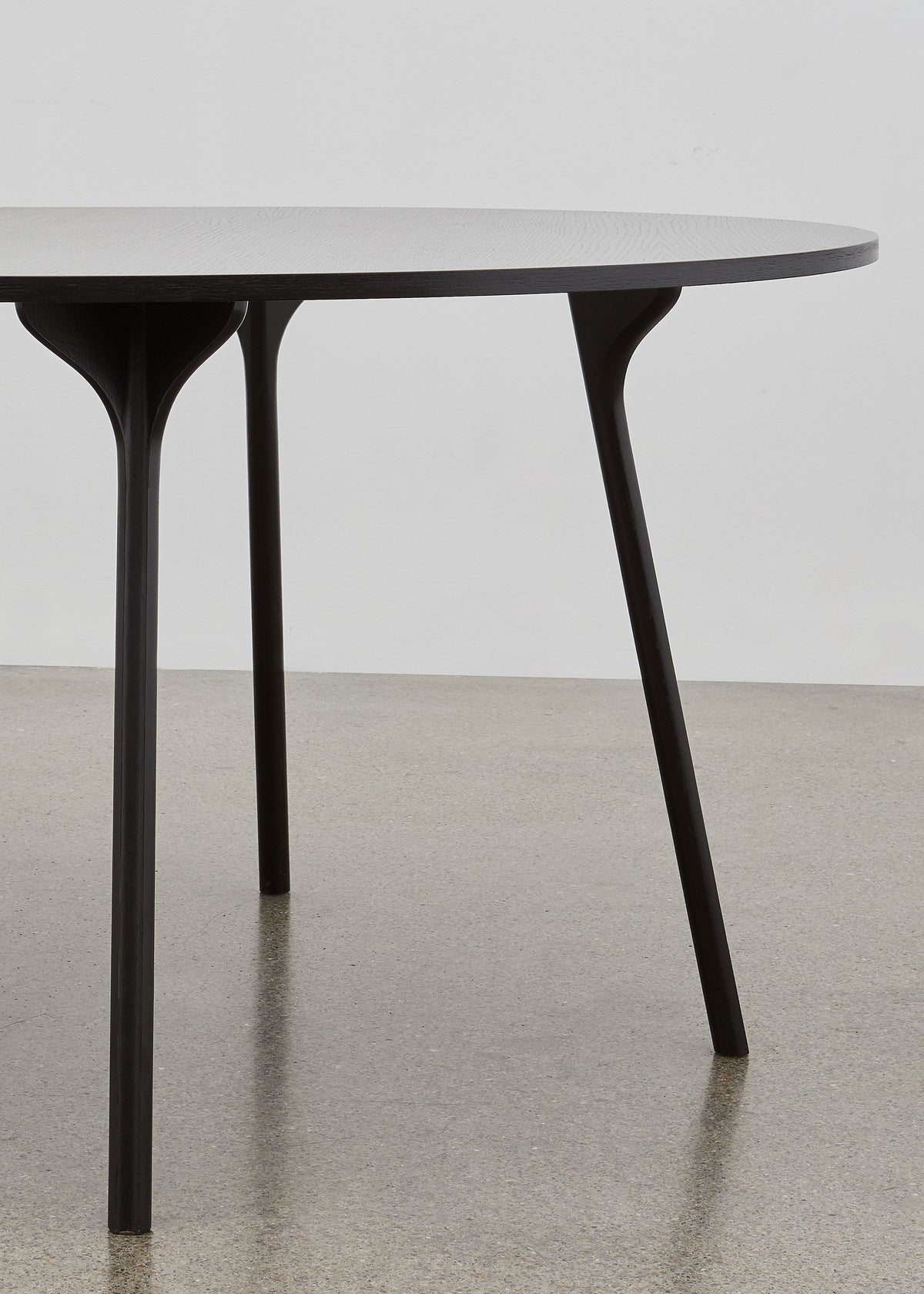PH Circle Table by Poul Henningsen, Danish design classic (1937)
A minimalist table with black wooden legs and tabletop