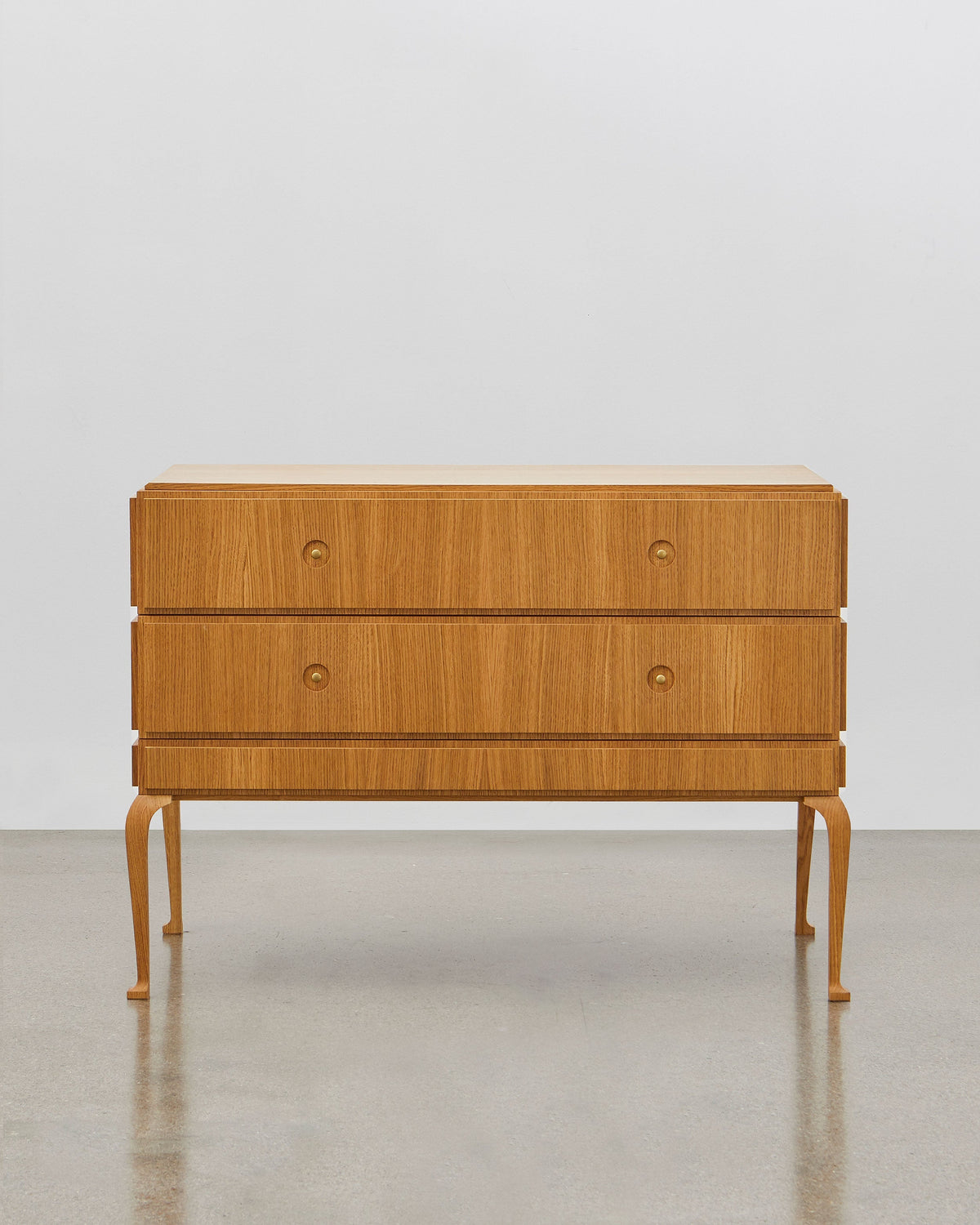 PH Grand Chest of Drawers by Poul Henningsen, Danish design classic (1930s) natural oak with wooden legs and brass handles with two drawers 