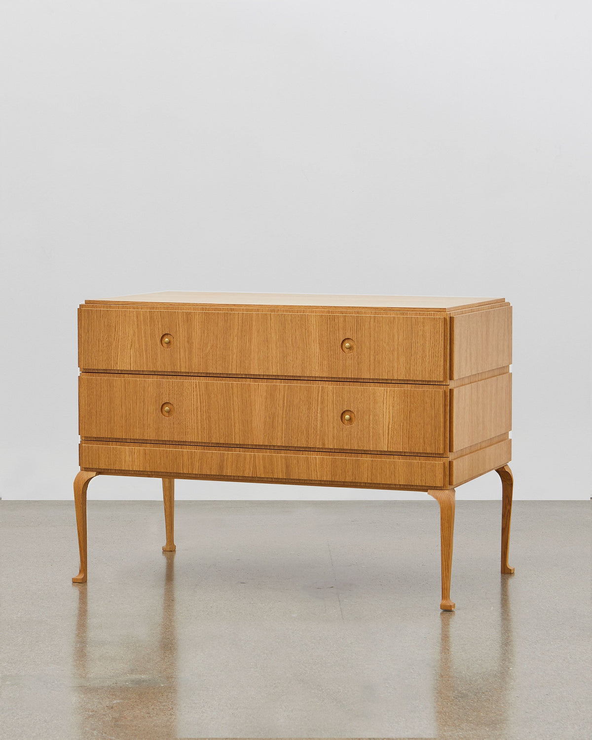 PH Grand Chest of Drawers by Poul Henningsen, Danish design classic (1930s) natural oak with wooden legs and brass handles with two drawers 